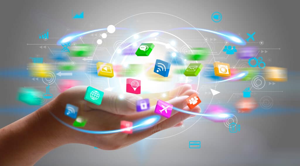 Über geöffneten Händen schweben Anwednungssymbole, die ein Social-Media Konzept darstellen