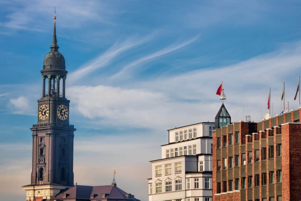 Blick auf den Turm der St. Michaelis Kirche in Hamburg vor blauem Himmel.
