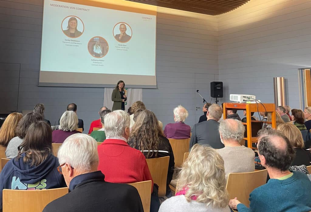 Geschäftsfrau moderiert ein Seminar