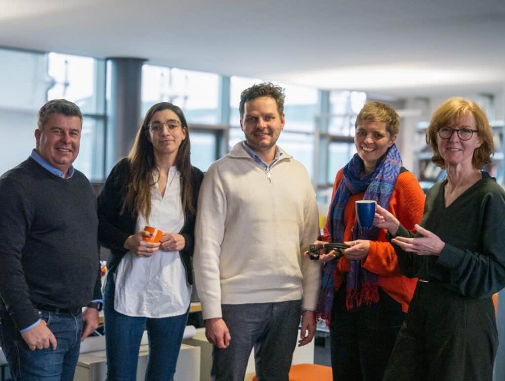 Contract Mitarbeitende nebeneinander im Büro