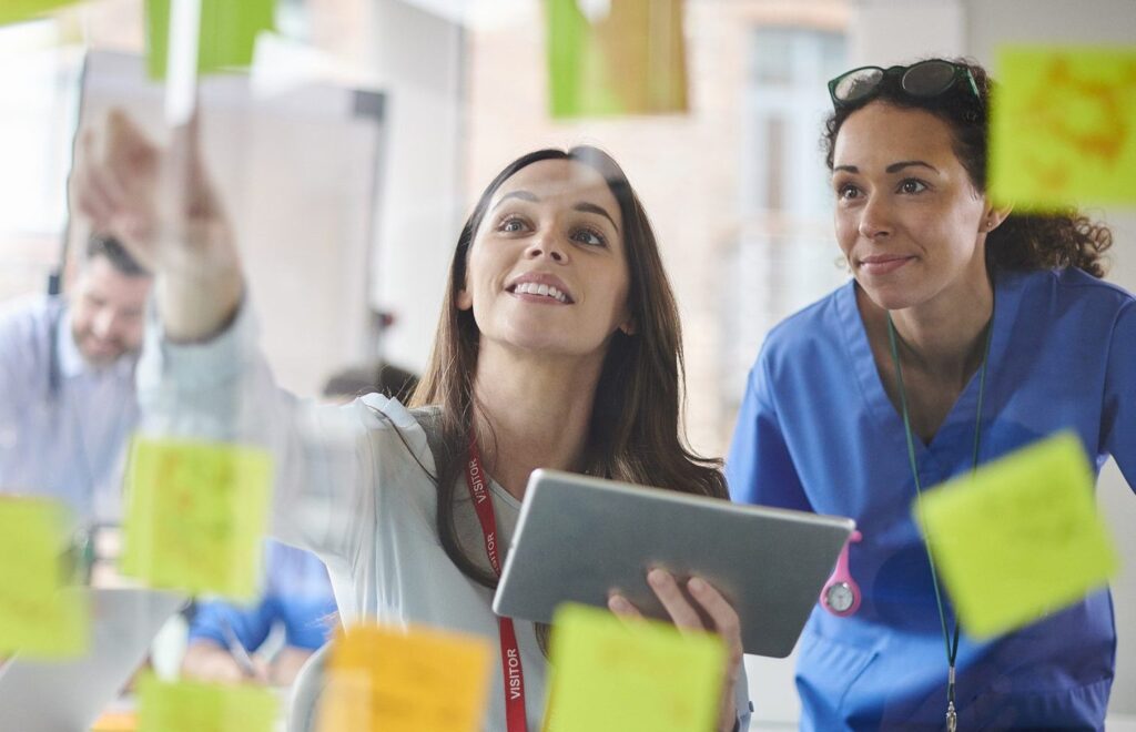 Geschäftsfrau erläutert Präsentation