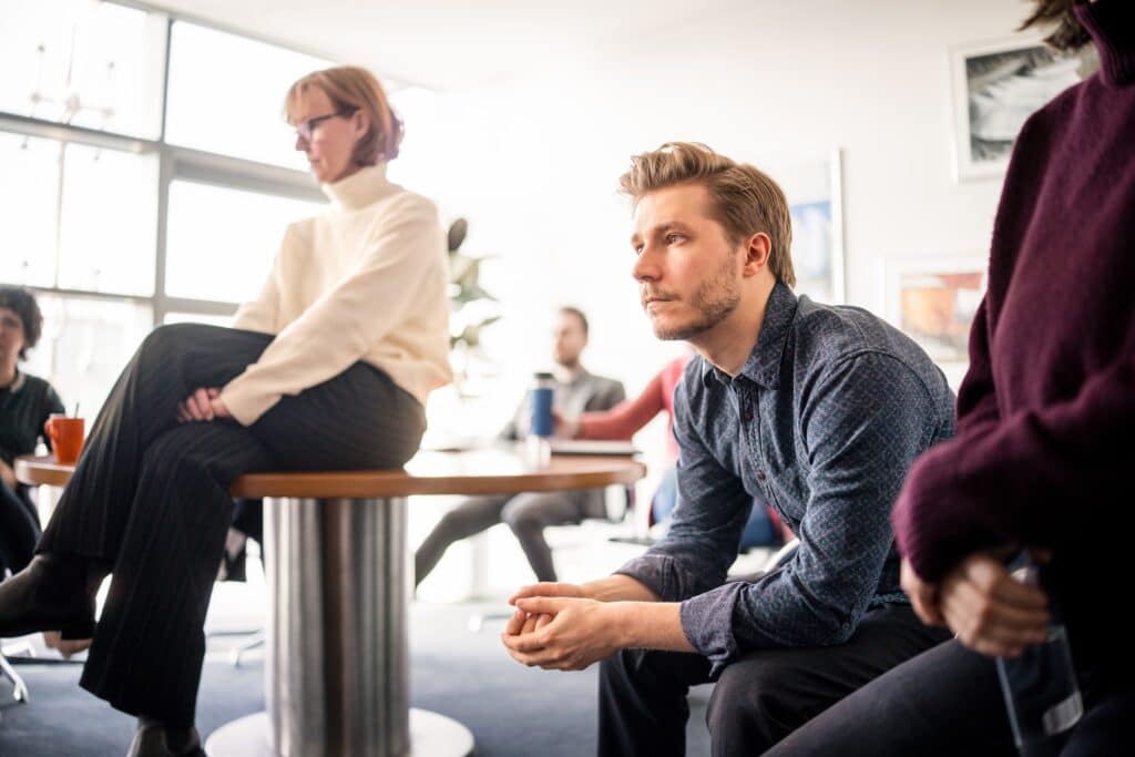 Teilnehmer:innen hören bei unserem Seminar „Systeme bewegen und gestalten“ aufmerksam zu
