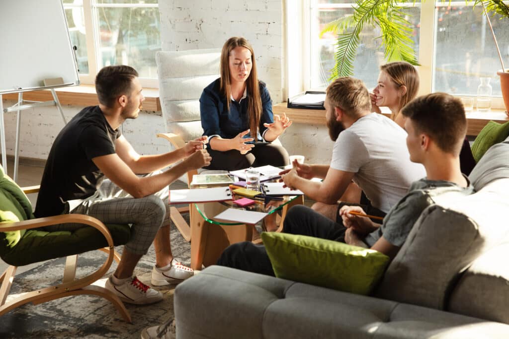Gruppe von Menschen in einer Besprechung.