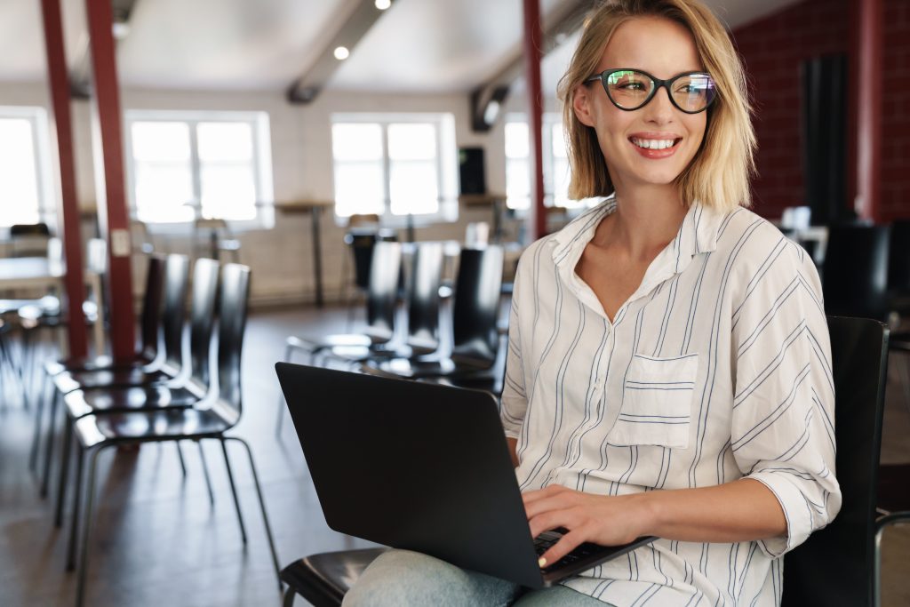 lächelnde Frau mit Laptop