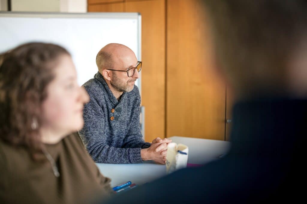 Ein CONTRACT-Berater im Austausch mit Unternehmen, um Agilität zu stärken