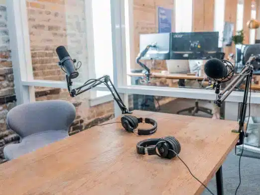 Studio mit Mikrofonen und Kopfhörern