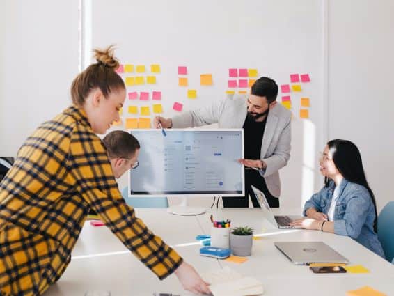 Team arbeitet gemeinsam an Projekt