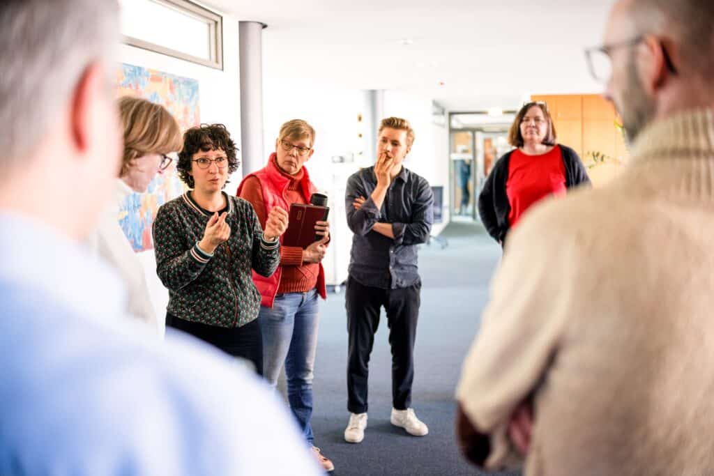 Eine CONTRACT-Beraterin leitet ein Brainstorming zur Gestaltung von Diversität im Unternehmen