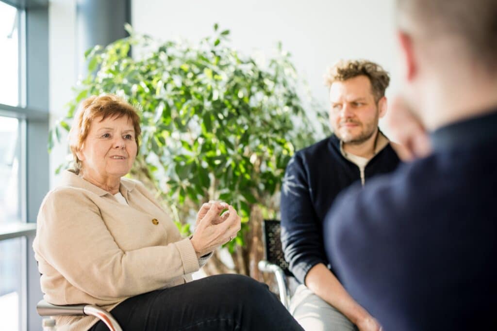 Eine CONTRACT-Beraterin diskutiert mit anderen die Nutzung von Diversitätspotenzialen in Unternehmen