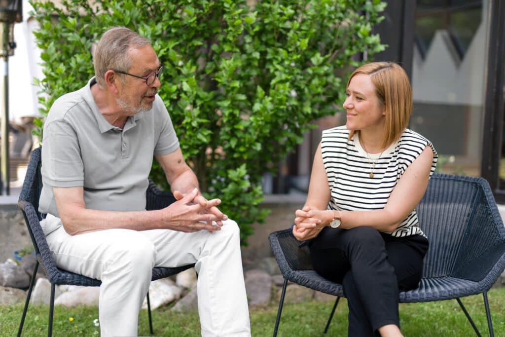 Zwei CONTRACT-Berater:innen im Gespräch am Rande eines Coachings zu Führung im NPO-Alltag