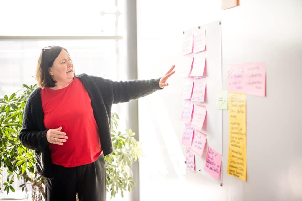 Eine CONTACT-Mitarbeiterin im Workshop zum Thema Führung im Produktionsumfeld