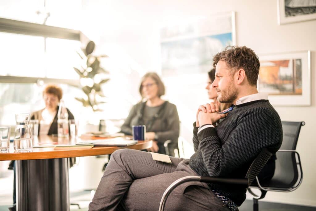 Ein CONTRACT-Berater bespricht in einem Workshop mit den Teilnehmenden, wie sich Führung im Public Sektor stärken lässt