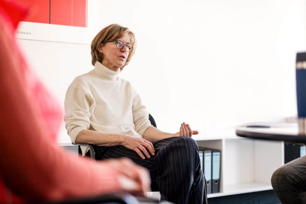 Eine CONTACT-Beraterin im Coaching mit Führungskräften aus dem Mittelstand