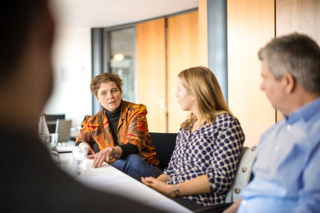 Eine CONTRACT-Beraterin diskutiert mit anderen, wie sich die richtige Führungskultur entwickeln lässt