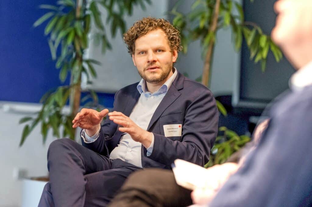 Ein CONTRACT-Berater gibt in einer Podiumsdiskussion Tipps, wie sich Konzerne wirksam verändern und weiterentwickeln können