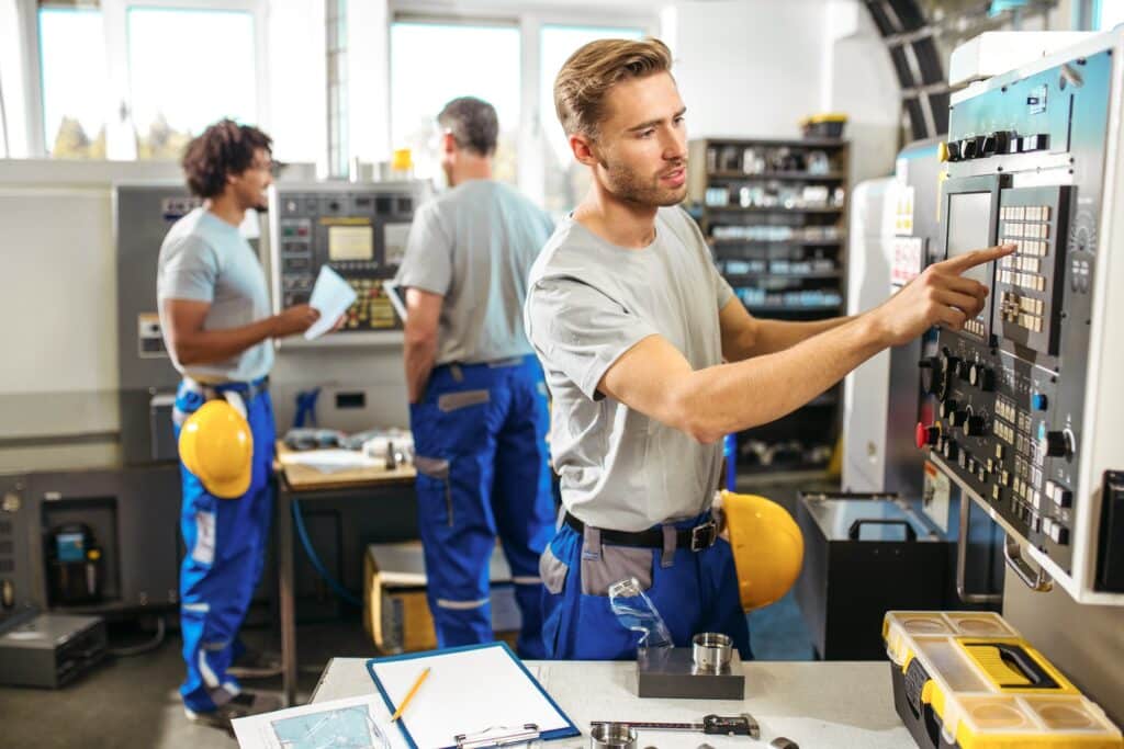Ein Produktionsmitarbeiter in einer Lean Production bedient eine Maschine
