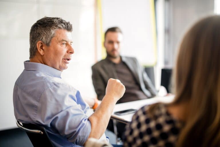 Ein CONTRACT-Berater bespricht mögliche Lösungen für eine HR-Strategie