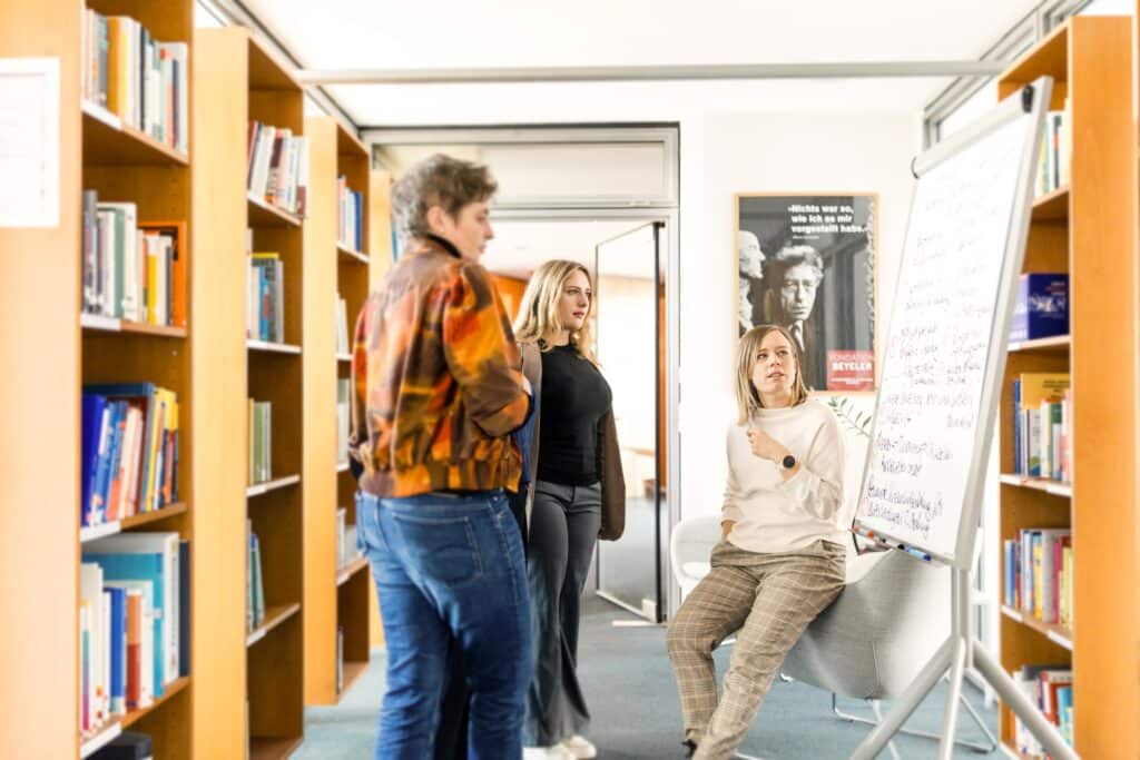 CONTRACT-Mitarbeiterinnen diskutieren mögliche Lösungen für eine Non-Profit-Organisation