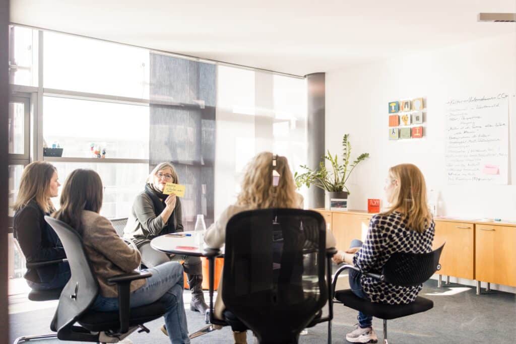 Eine CONTRACT-Expertin für Managed Training Services plant mit Kolleginnen ein Seminar