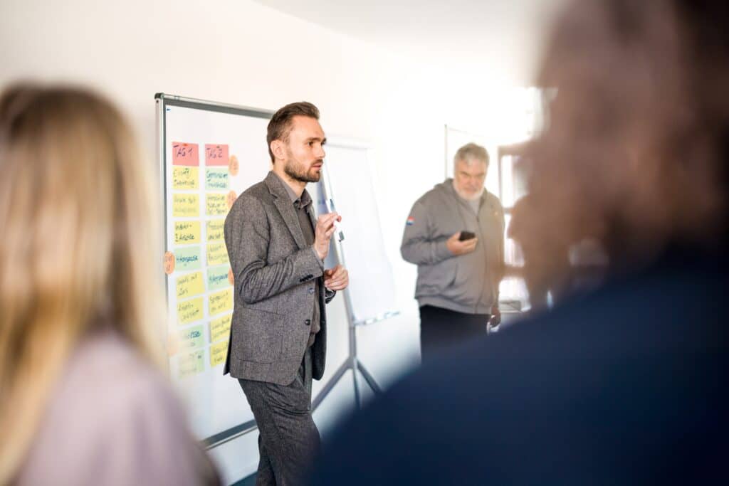 Ein CONTRACT-Berater in einem Workshop zur Förderung von Potenzialträger:innen