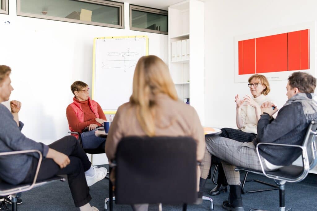 CONTRACT-Berater:innen einem Lean-Workshop zu Produktionssystemen