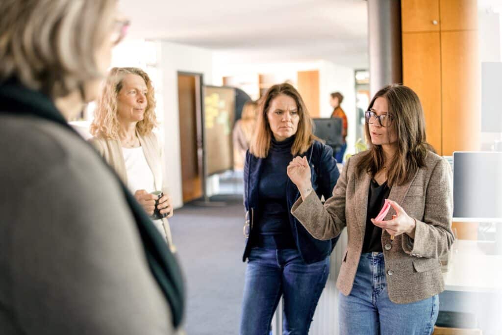 Eine CONTRACT-Beraterin moderiert einen Workshop zum Thema „Schlüsselpositionen besetzen“