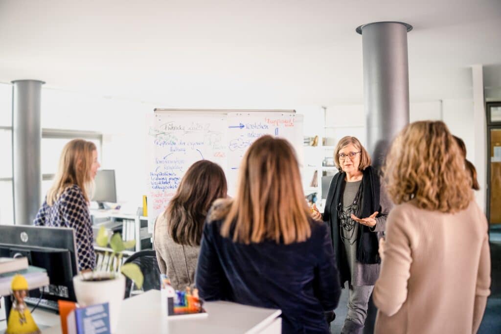 Eine CONTRACT-Beraterin moderiert im Rahmen einer Seminarorganisation eine Weiterbildung