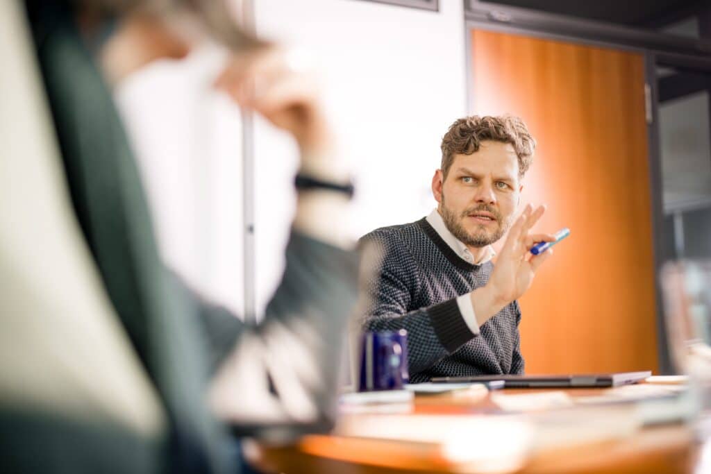 Ein CONTRACT-Berater im Gespräch mit Top Executives